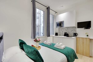 Iron/ironing board, free WiFi, bed sheets - Charming AC Studio Center of Paris (Paris)