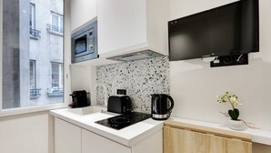Wasserkocher mit Kaffee-/Teezubehör, Kühlschrank, Mikrowelle, Herdplatte
