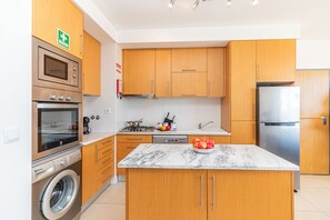 Jääkaappi, mikroaaltouuni, uuni, liesi