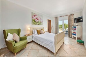 6 slaapkamers, een strijkplank/strijkijzer, gratis wifi