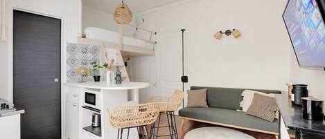 Smart TV, chimenea, oficina