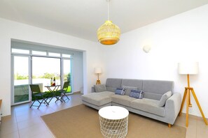 Televisión y chimenea 