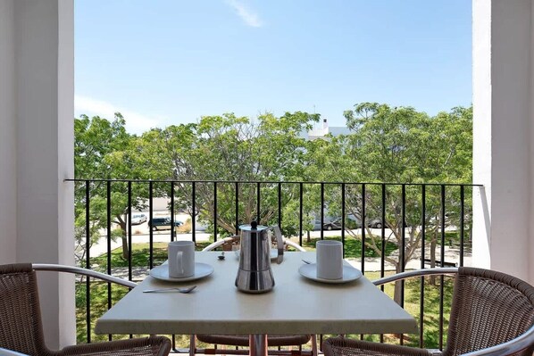 Outdoor dining - Tranquil Apartment Stay in Conil (Conil de la Frontera)