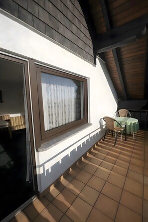 Outdoor dining - Room "Guest Room 6" with Balcony and Wi-Fi (Freudenstadt)
