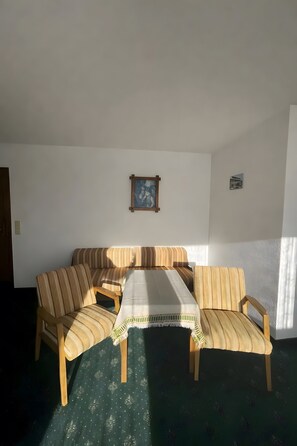 Interior - Room "Guest Room 6" with Balcony and Wi-Fi (Freudenstadt)