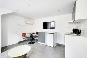 Fridge, microwave, stovetop, coffee/tea maker - Cozy Studio A/C 2P - Sentier (Paris)