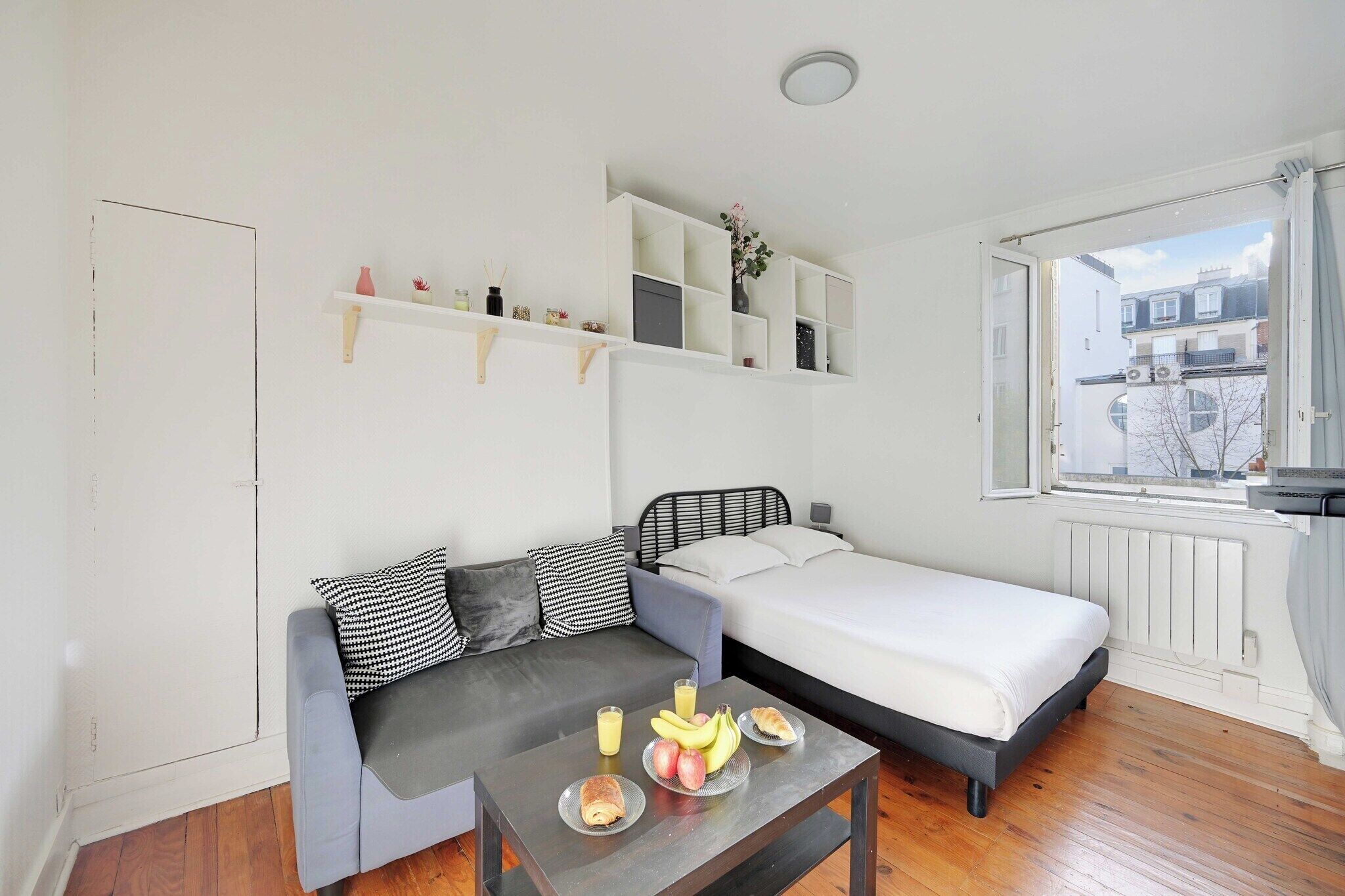 Skrivebord, strykejern/-brett, internettilgang og sengetøy