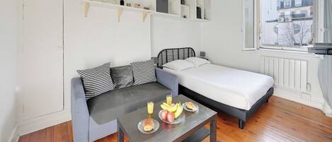 Skrivebord, strykejern/-brett, internettilgang og sengetøy