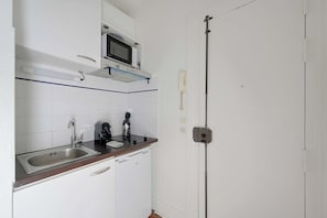 Refrigerador, microondas, parrilla de estufa y cafetera y tetera 