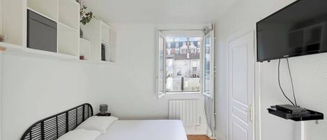 1 chambre, bureau, fer et planche à repasser, accès à Internet