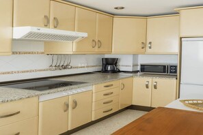 Fridge, microwave, stovetop, coffee/tea maker - Apartamento en Conil de la Frontera con Garaje (Conil de la Frontera)