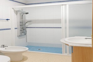 Shower, hair dryer, towels - Apartamento en Conil de la Frontera con Garaje (Conil de la Frontera)