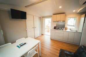 Stovetop, coffee/tea maker, dining tables