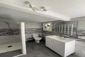 Shower, hair dryer, towels - 3-bedroom Super cute house with pool (El Palmar de Vejer)