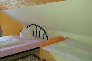 2 bedrooms, iron/ironing board, travel cot, free WiFi