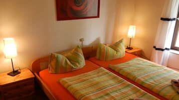 Bügeleisen/Bügelbrett, Reisekinderbett, kostenloses WLAN, Bettwäsche