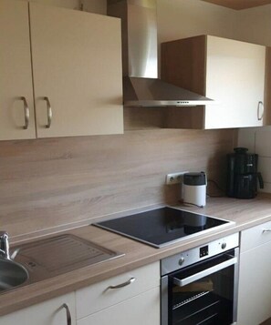 Fridge, microwave, oven, stovetop - Holiday apartment with 2 bedrooms (kellenhusen)