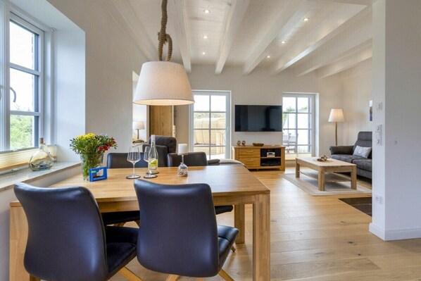 Smart TV y chimenea 