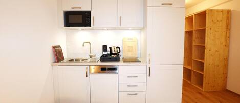 Fridge, microwave, stovetop, dishwasher