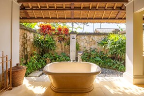 Villa, 5 Bedrooms, Beachfront | Bathroom | Hair dryer, towels, soap, shampoo - Villa Maridadi Cemagi (Cemagi)