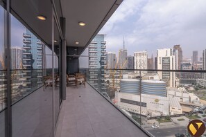 Luxe appartement, balkon, uitzicht op de stad | Uitzicht vanaf balkon