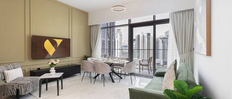 Apartamento de lujo, balcón, vistas a la ciudad | Zona de estar | Smart TV de 65 pulgadas con canales por cable