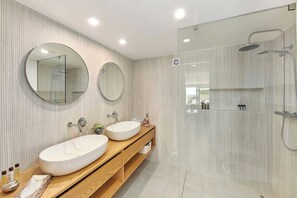Shower, hair dryer - CASA DO LEVANTE (2 Bedroom), Ocean View (Vila Nova de Cacela)
