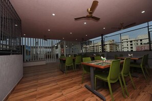 تناول الطعام بالخارج