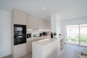 Fridge, microwave, oven, dishwasher - APARTMENT VASCO DA GAMA, Costa de Cabanas (Cabanas de tavira)