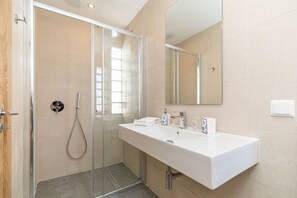 Dusche, Haartrockner, Handtücher