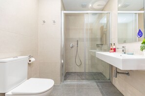 Dusche, Haartrockner, Handtücher
