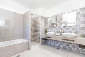 Shower, hair dryer, towels - CASA FORNALHA, Moncarapacho (Rural) (Moncarapacho)