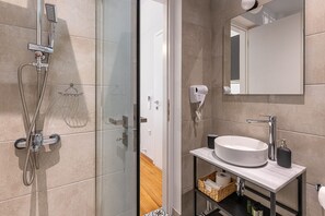 Habitació familiar | Bany | Tovalloles, sabó, xampú i paper higiènic 