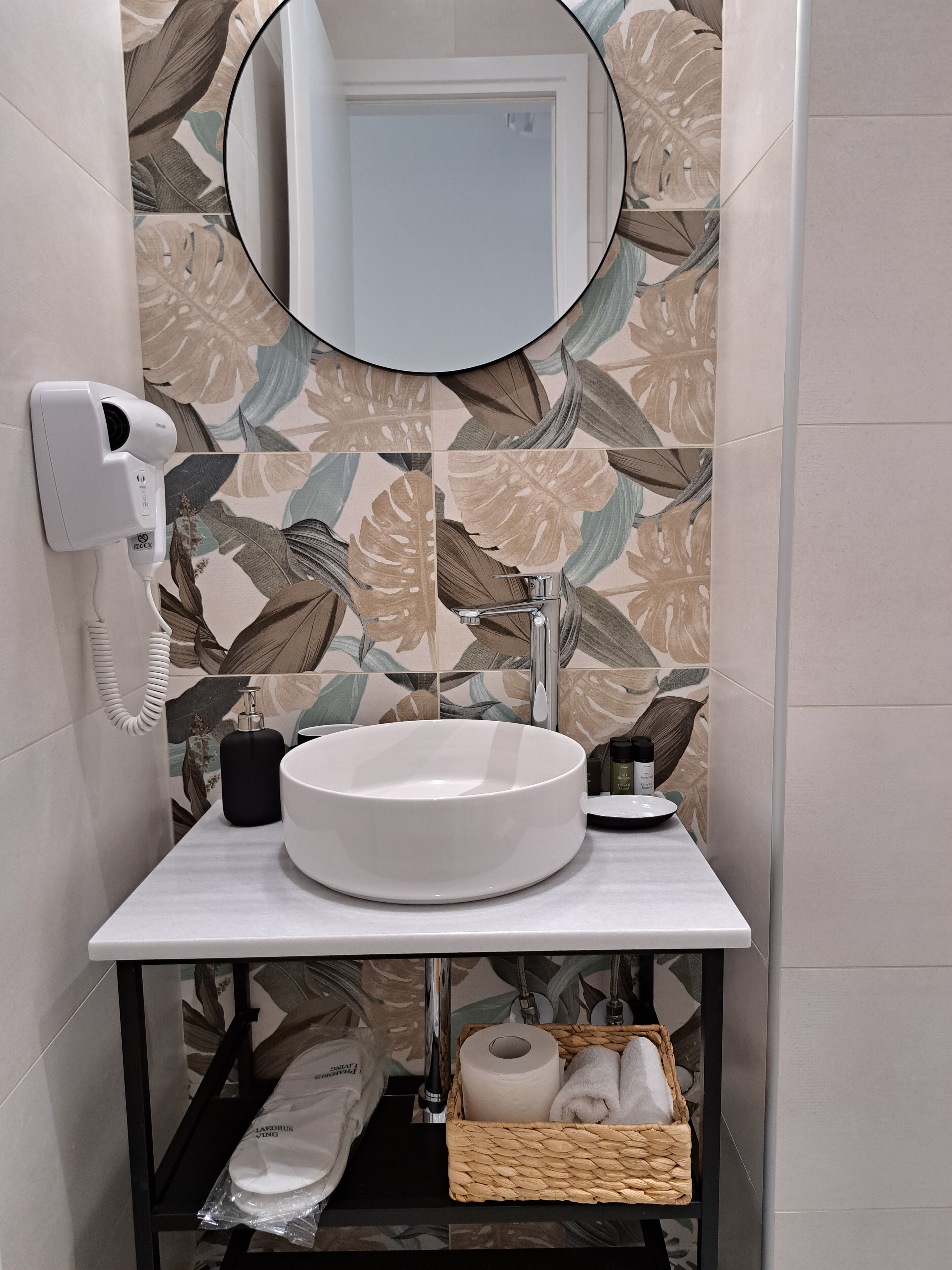 Chambre Confort, balcon | Salle de bain | Serviettes fournies, savon, shampoing, papier toilette