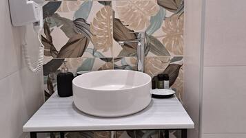 Chambre Confort, balcon | Salle de bain | Serviettes fournies, savon, shampoing, papier toilette