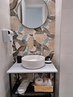 Comfort Room, Balcony | Bathroom | Towels, soap, shampoo, toilet paper - Nine Muses Athens (Athens)