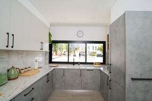 Fridge, microwave, oven, dishwasher - CASA CATARINA, Town Centre (Moncarapacho)
