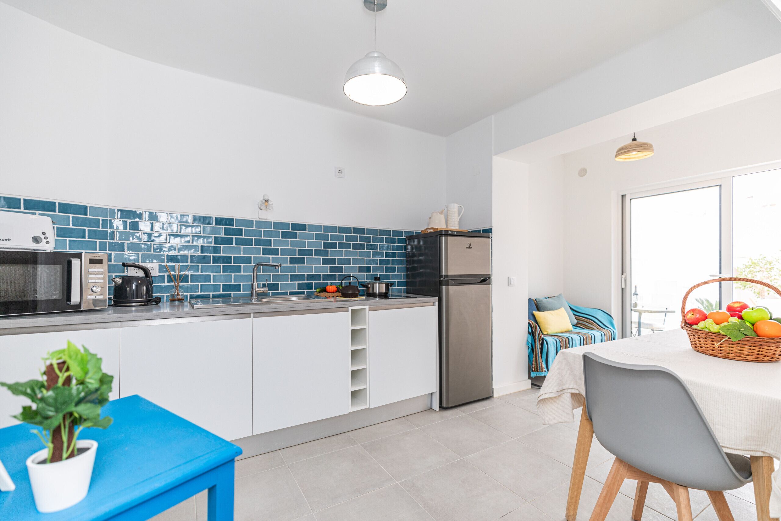 Frigorífico, microondas, horno y cafetera o tetera