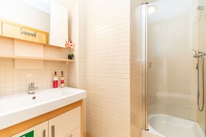 Shower, hair dryer, towels - APARTMENT BALSA, Santa Luzia Village (Santa Luzia)