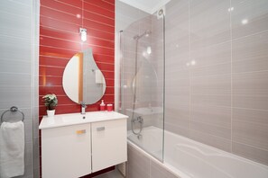 Shower, hair dryer, towels - APARTMENT ROSETTA, Formosa Village (Fuseta)