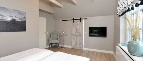 3 bedrooms, in-room safe, iron/ironing board, WiFi