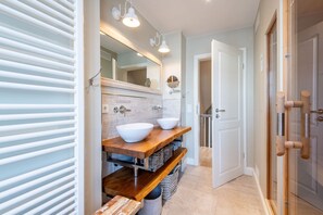 Shower, hair dryer, towels, soap - House SyltZauber, Germany (Sylt)