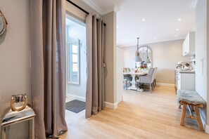 Un intérieur moderne comprenant un coin repas, une cuisine et un banc.