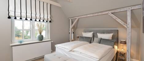 3 bedrooms, in-room safe, iron/ironing board, WiFi