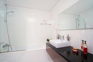 Shower, hair dryer, towels - APARTMENT BRISA DA RIA, Formosa Village (Fuseta)
