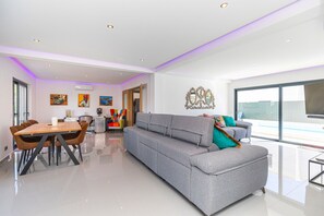 TV, fireplace - CASA LEAH, Quinta da Barra (Tavira)