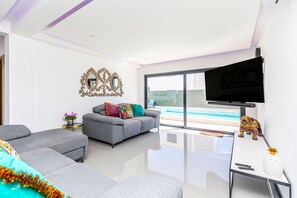 TV, fireplace - CASA LEAH, Quinta da Barra (Tavira)
