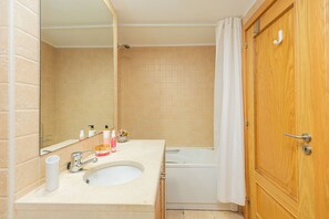 Shower, hair dryer, towels - APARTMENT BRISA DO MAR, Riverfont (Cabanas de tavira)