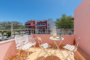 Outdoor dining - CASA PINK FLAMINGO, Upper Town Centre (Tavira)