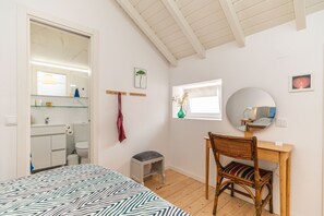 1 habitación, tabla de planchar con plancha, wifi gratis y ropa de cama 
